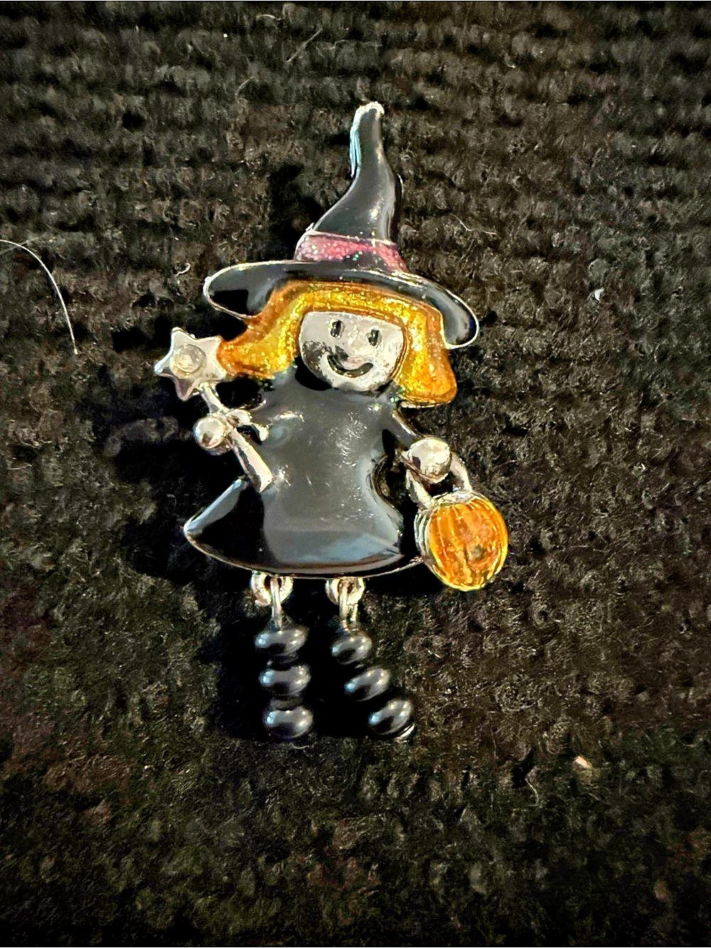 VINTAGE Fall Autumn Halloween GOLD TONE Moving Witch Brooch Pin. FH5